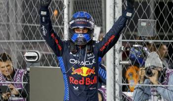 Max Verstappen festeja la consecución del campeonato mundial de Fórmula Uno.