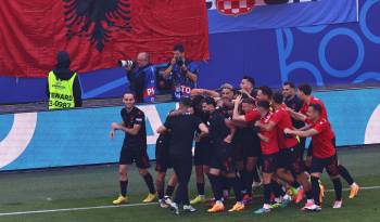 El jugador de Albania Qazim Laci (2-d) logra de cabeza el 0-1 durante el partido del grupo B entre Croacia y Albania en Hambugo, Alemania.