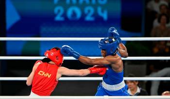 Li Qian (i.) y Atheyna Bylon en un combate durante los Juegos Olímpicos París 2024.