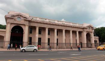 Vista de la fachada del Museo Antropológico Reina Torres de Araúz, ubicado en la Plaza 5 de Mayo.