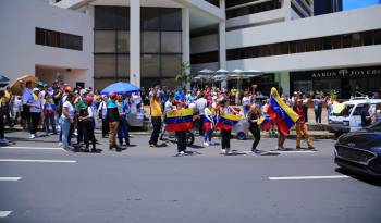 Mientras los venezolanos en Panamá votan en la embajada líderes políticos panameños expresan su solidaridad con ellos.