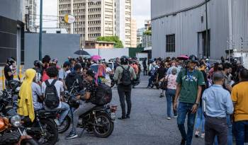 Familiares de las personas detenidas durante las protestas esperan en para ingresar al comando zona 7 del Cuerpo Policía Nacional Bolivariana.