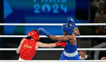 Li Qian (i.) y Atheyna Bylon en un combate durante los Juegos Olímpicos París 2024.