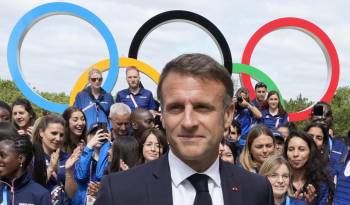 El presidente francés, Emmanuel Macron, durante la visita a la Villa Olímpica.