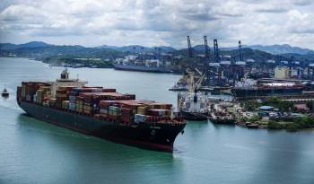 El Canal de Panamá tiene la capacidad de recibir buques neopanamax y panamax.