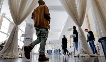 Ciudadanos emiten su voto en el recinto electoral de Park Tavern, en el condado de Fulton, el día de las elecciones en Atlanta, Georgia.