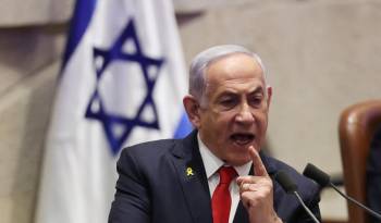 El primer ministro israelí Benjamin Netanyahu habla durante una discusión convocada por la oposición sobre la liberación de los rehenes israelíes retenidos por Hamas, en la Knesset en Jerusalén.