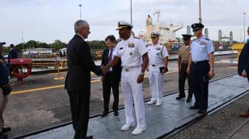 Holsey y Vásquez también visitaron las esclusas de Miraflores.