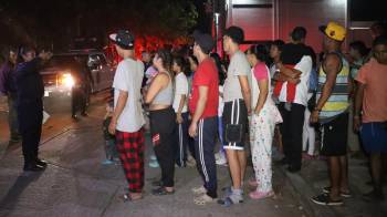 Migrantes reciben comida este martes en campamentos improvisados en el municipio de Tapachula en Chiapas (México)