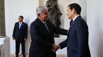 Fotografía cedida por el Gobierno de Panamá del presidente José Raúl Mulino (izq.) saludando al secretario de Estado de Estados Unidos, Marco Rubio , antes de su reunión en el Palacio de Las Garzas.