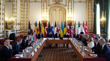 Los 18 dirigentes presentes en la cumbre junto a Zelenski tenían ante sí ‘un momento único en una generación para la seguridad de Europa’, dijo Keir Starmer.