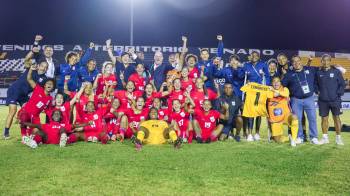 El equipo de la selección femenina de Panamá celebrando el empate contra México.