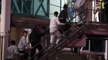 Fotografía de archivo de ciudadanos venezolanos que ingresan a las instalaciones del Aeropuerto Internacional Simón Bolívar tras ser deportados desde Estados Unidos, en Caracas, Venezuela.