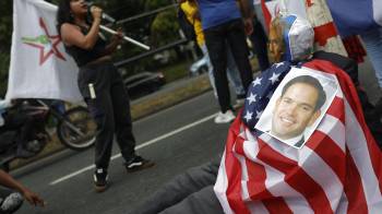 Los estudiantes protestaron frente a la Universidad de Panamá contra las amenazas de la administración Trump a Panamá.