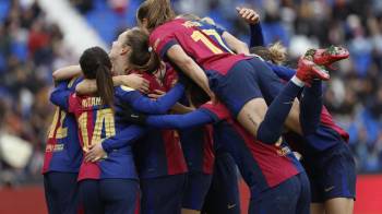 Las jugadoras del FC Barcelona celebran el gol de Patri Guijarro (4-0), durante la final de la Supercopa femenina de fútbol que disputaron el FC Barcelona y Real Madrid.