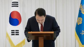 Esta fotografía tomada el 14 de diciembre de 2024 y publicada por la Oficina Presidencial de Corea del Sur muestra al presidente Yoon Suk Yeol dando un discurso público desde su residencia oficial en Seúl.