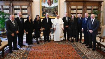 De izquierda a derecha: Alberto Vallarino, Felipe Chapman, Delia Cardenas, Maricel de Cohen, José Raúl Mulino, el Papa Francisco, Javier Martinez Acha, Mireya de Martinez Acha, Julio Molto, Alberto Alemán Zubieta y el Dr Angel Alvarado.