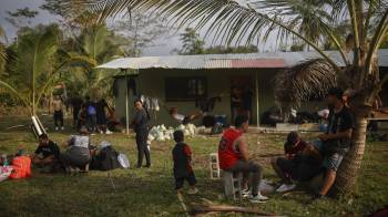 Migrantes descansan en un refugio improvisado este sábado, en la comarca Guna Yala, en Puerto de Cartí (Panamá).