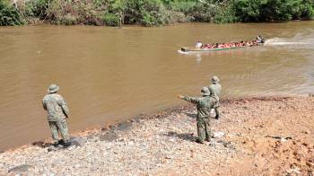 Cifras jamás registradas de seres humanos cruzan a diario el Tapón del Darién hacia América del Norte.