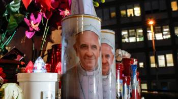 Velas y flores frente al hospital Gemelli de Roma donde está ingresado el papa Francisco.