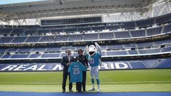 Brett Gosper, director de la NFL en Europa y Asia-Pacífico y Pri Shumate, vicepresidenta de los Miami Dolphins, en el césped del estadio Santiago Bernabéu.