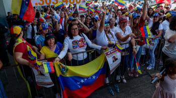 Venezolanos participaron de la convocatoria de la oposición venezolana en el Teatro Anayansi.