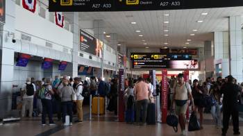 Pasajeros se movilizan por el Aeropuerto Internacional de Tocumen.