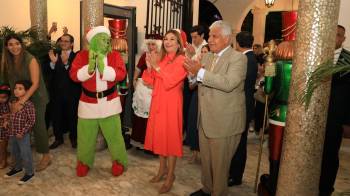 Pareja presidencial durante el encendido del árbol de Navidad en el Palacio de las Garzas.