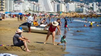 Acapulco recupera el 65 % de su turismo tras huracanes