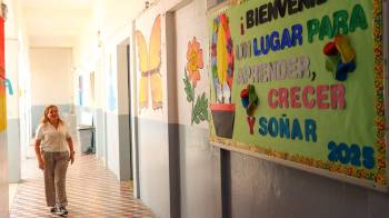 Docentes prepararon murales decorativos para darle la bienvenida a sus estudiantes este lunes.