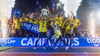 El equipo del CAI celebrando el título del Torneo Clausura 2024.