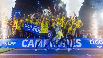 El equipo del CAI celebrando el título del Torneo Clausura 2024.