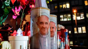 Velas y flores frente al hospital Gemelli de Roma donde está ingresado el papa Francisco.