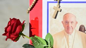 Una foto del papa Francisco, una rosa roja y un rosario fueron colocados en la estatua de Juan Pablo II frente al Hospital Universitario Gemelli, donde el pontífice está hospitalizado por neumonía.