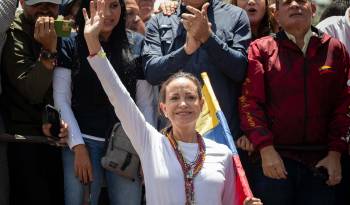 Fotografía del 3 de agosto del 2024 donde se observa a la líder opositora venezolana María Corina Machado saludando en una manifestación de apoyo al candidato a la presidencia de Venezuela Edmundo González Urrutia, en Caracas.