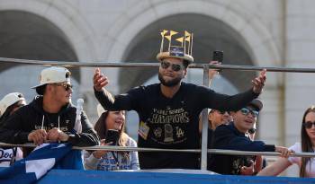 Los Dodgers de Los Angeles celebran el título de la Serie Mundial con su fanaticada.