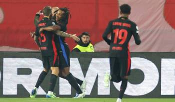 El central del Barcelona Inigo Martinez (I) celebra el 0-1 con su compañero Jules Kounde.