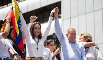 La líder opositora venezolana María Corina Machado (i) y el candidato a la presidencia de Venezuela Edmundo González Urrutia saludan en una manifestación de apoyo este 30 de julio de 2024, en Caracas.