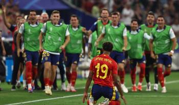 Lamine Yamal celebrando su primer gol con España.