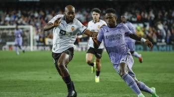 Foto de archivo del delantero brasileño del Real Madrid Vinícius Jr. (der.) y el defensa francés del Valencia Dimitri Foulquier.