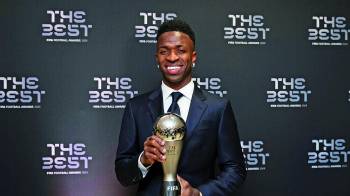 El jugador del Real Madrid Vinicius Junior posa con el premio al Mejor Jugador, durante la gala de los Premios The Best 2024.