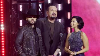 Leonardo Aguilar, Pepe Aguilar y Ángela Aguilar hablan en el escenario durante la 25.ª Entrega Anual del Latin GRAMMY en el Kaseya Center el 14 de noviembre de 2024 en Miami, Florida.