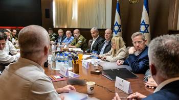 Esta imagen proporcionada por la Oficina de Prensa del Gobierno de Israel muestra al primer ministro Benjamin Netanyahu (5-D), encabezando una reunión del gabinete de seguridad para votar sobre un acuerdo de alto el fuego en Gaza.