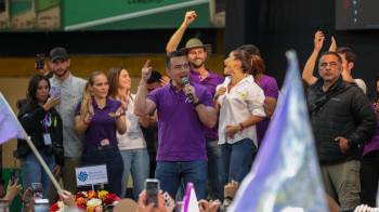 El presidente de Ecuador, Daniel Noboa (c), pronuncia un discurso este sábado en Cayambe (Ecuador).