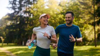 Entrenar en pareja reduce las hormonas estresoras y aumenta las endorfinas.