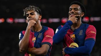 Lamine Yamal, del Barcelona, (I) celebra el 1-1 con Alejandro Balde (d) durante el partido de la final de la Supercopa de España de fútbol entre el Real Madrid y el FC Barcelona.