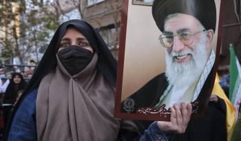 Una mujer muestra una imagen del líder supremo de Irán, Ali Jameneí, EFE/Jaime León