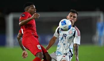 El panameño, César Blackman (izq.) y el tico, Kenneth Vargas durante un partido por la Liga de Naciones de la Concacaf.