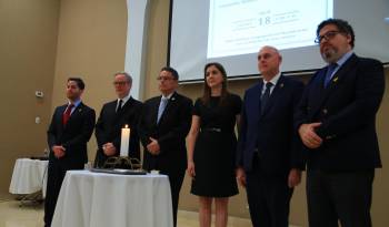 La embajadora de Argentina en Panamá, Sandra Pitta; Alan Perelis; el ministro de Seguridad, Frank Ábrego, y el canciller encargado, Carlos Guevara Mann encendieron una vela por las víctimas.