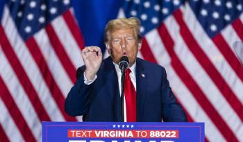 El expresidente estadounidense Donald Trump habla con sus partidarios durante un mitin de campaña del Super Martes en Richmond, Virginia, EE.UU., este 2 de marzo de 2024.